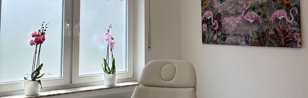 Behandlungszimmer mit Blumen und Gemälde